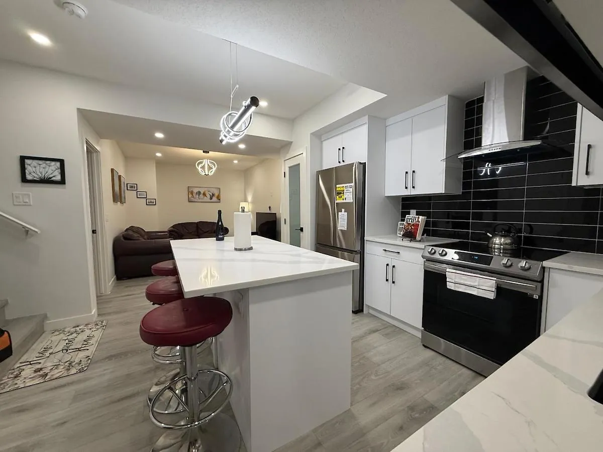 Maxti Guest Suite, Northwest Calgary Apartment